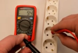 Как проверить напряжение в розетке?
